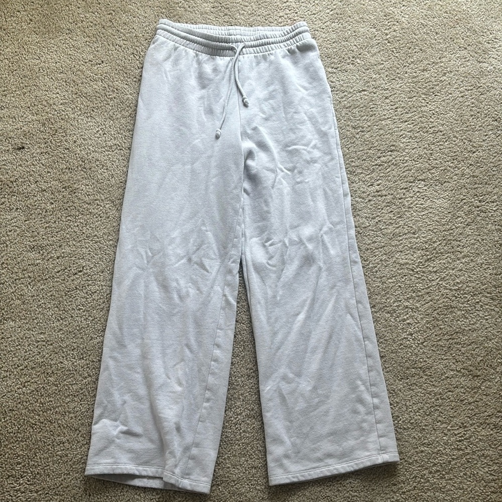Cute tan high rise sweat pants. Is a large but fits like a M.